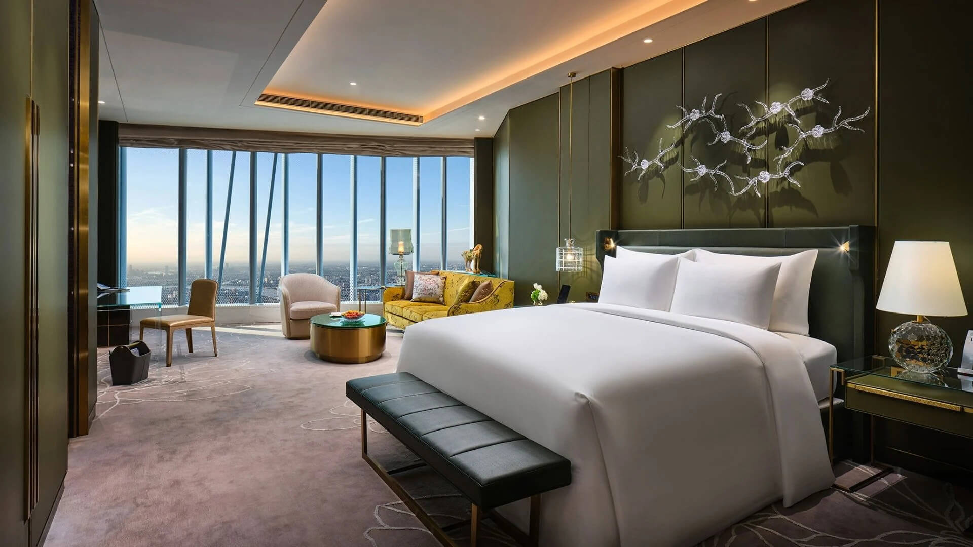 J-hotel-shanghai-tower-premium-stateroom-and-stateroom-bed-area-new-chinese-style.jpg