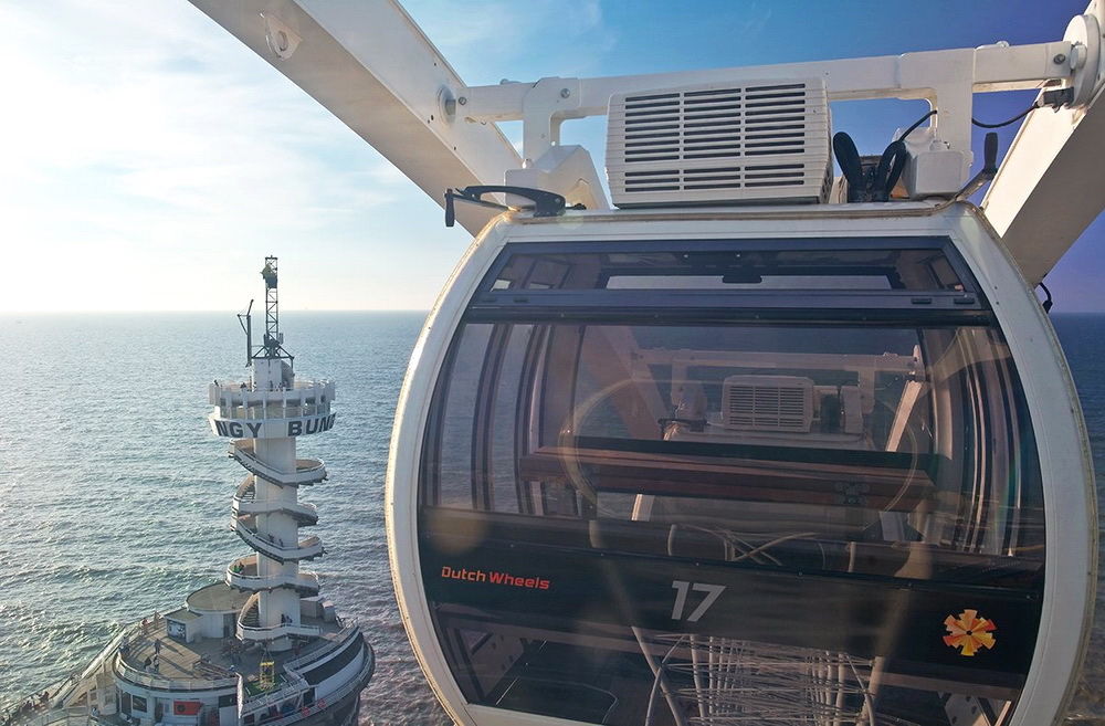Первое в мире колесо обозрения над морем открылось в Нидерландах